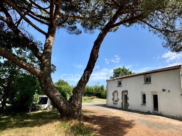 Longère offrant 4/5 chambres - MONTAIGU VENDEE (85) — photo du bien