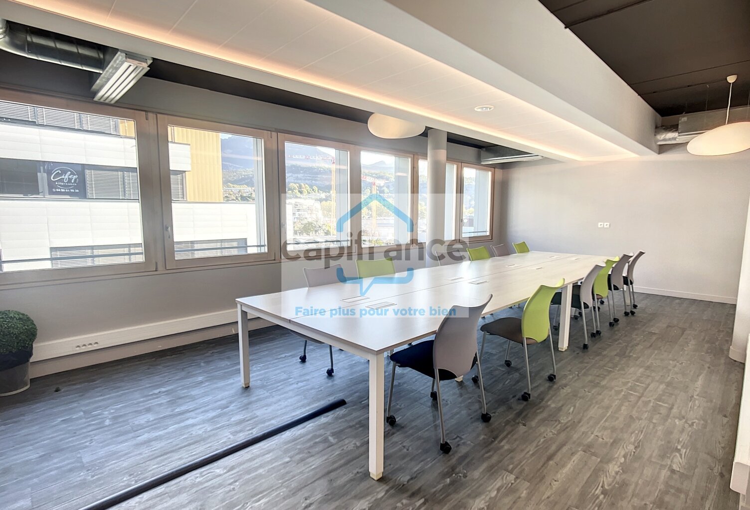 Bureau à vendre CHAMBERY (73) - bureaux 393 m² avec 8 parking privés couverts — photo 1