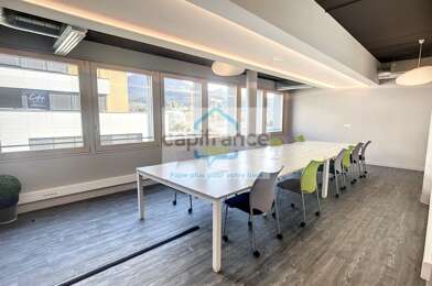 Bureau 18 pièces 985400 €