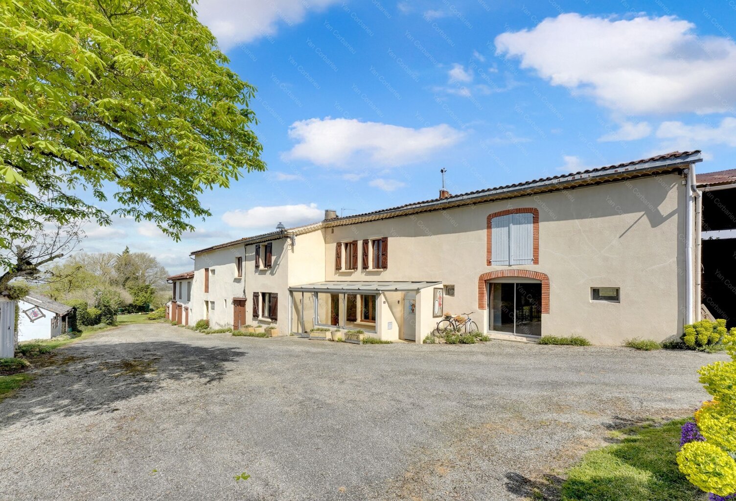 Corps de ferme de 145 m² avec plus de 350 m² de dépendances en pierre à valoriser sur terrain de 6400 m² — photo 1