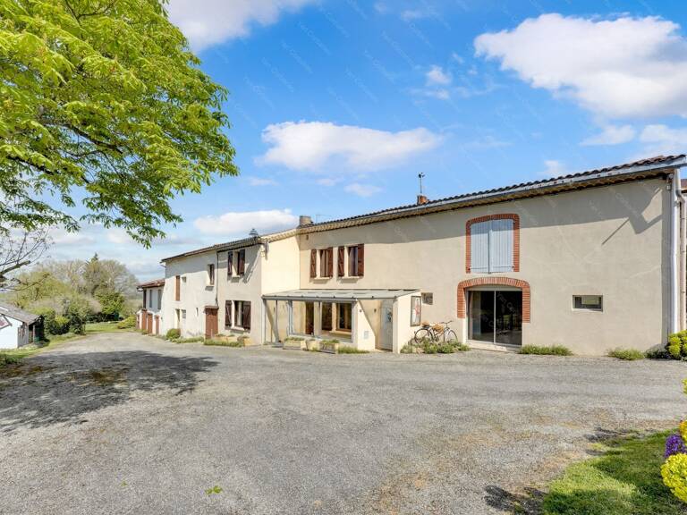 Corps de ferme de 145 m² avec plus de 350 m² de dépendances en pierre à valoriser sur terrain de 6400 m² — photo 1