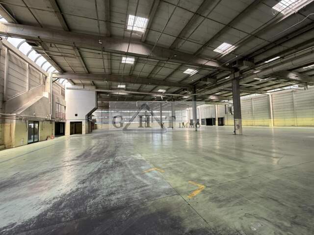 EXCLUSIVITE 3500 m² entrepot bureaux à louer à LOGNES — photo du bien