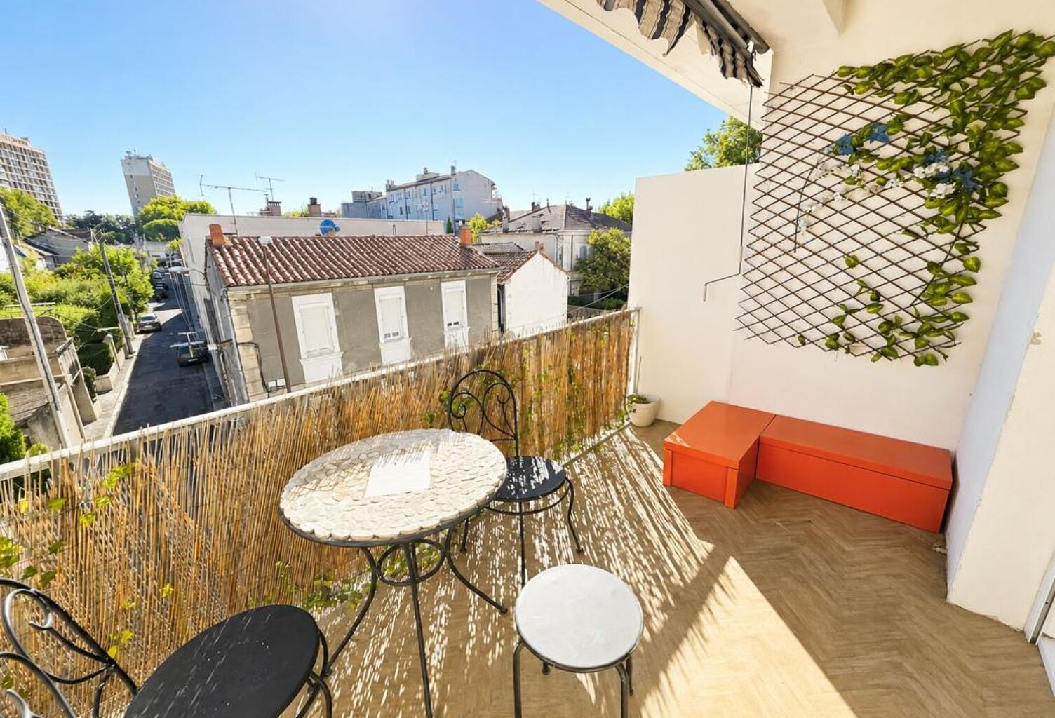 Appartement À Vendre T2 proche remparts avec terrasse et cave — photo 1