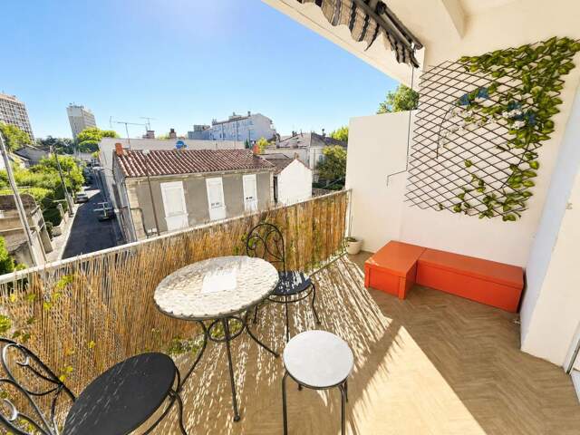 Appartement À Vendre T2 proche remparts avec terrasse et cave — photo du bien