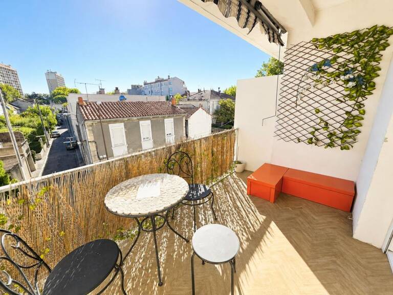 Appartement À Vendre T2 proche remparts avec terrasse et cave — photo 1