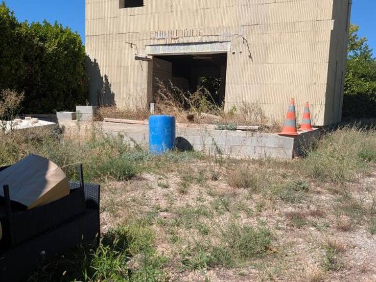 Maison à terminer hors d'eau - À Vendre — photo 1