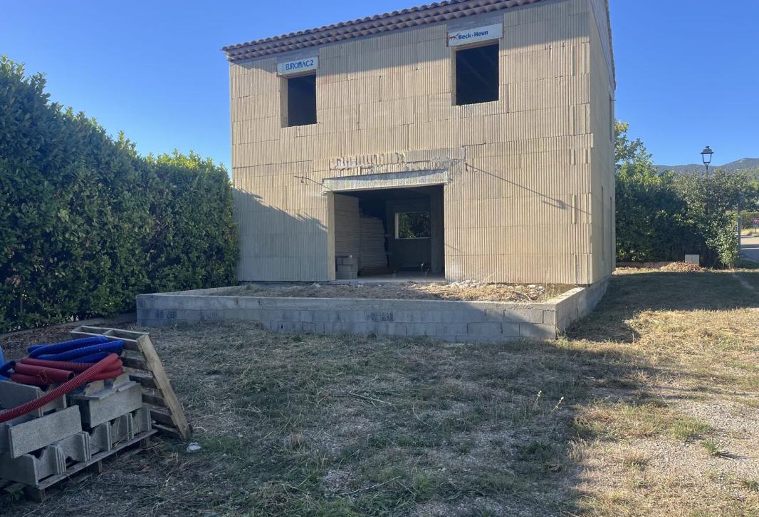 Maison à terminer hors d'eau - À Vendre — photo 1