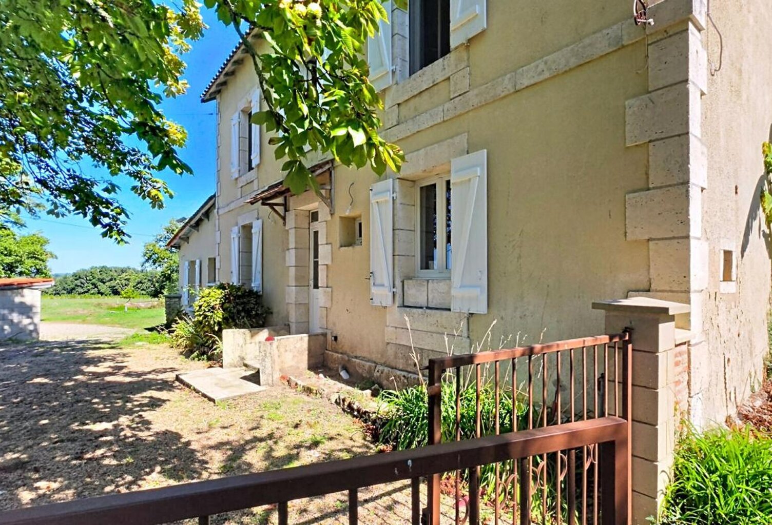 Maison en pierre renovée avec  grange — photo 1