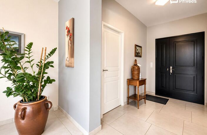 LE MUY - Villa de plain-pied avec piscine, terrain de 1 500 m² et double garage — photo 3