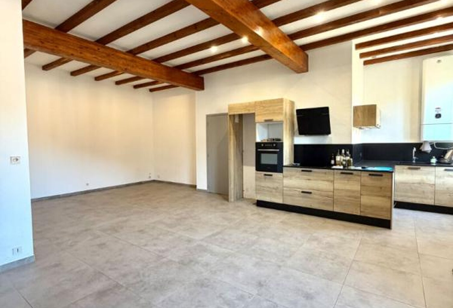 T2 de 75 m² avec 2 places de parking et combles aménageables — photo 1