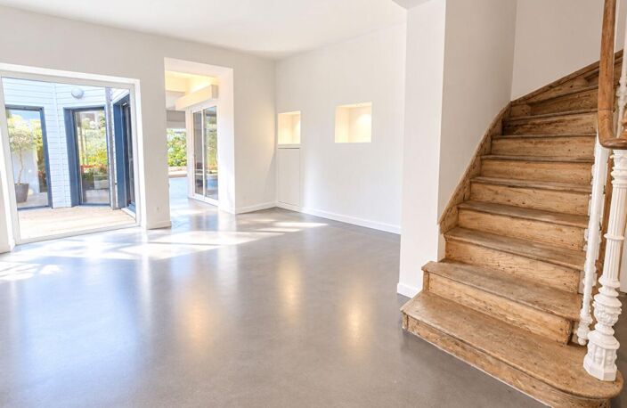 EXCLUSIF - Une maison angevine avec porche et garage place du Lycée — photo 2
