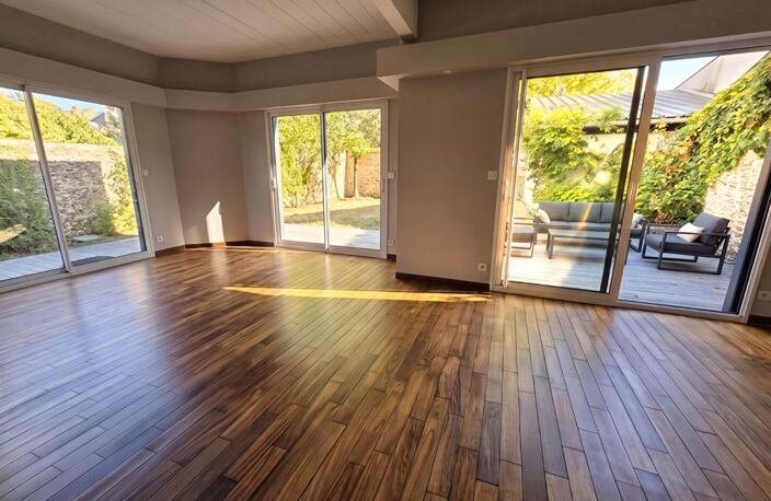 EXCLUSIF - Une maison angevine avec porche et garage place du Lycée — photo 4