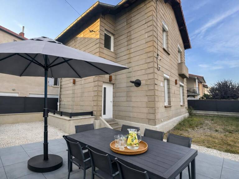 Maison de ville rénovée avec terrain clos de 200 m² et terrain de pétanque — photo 1
