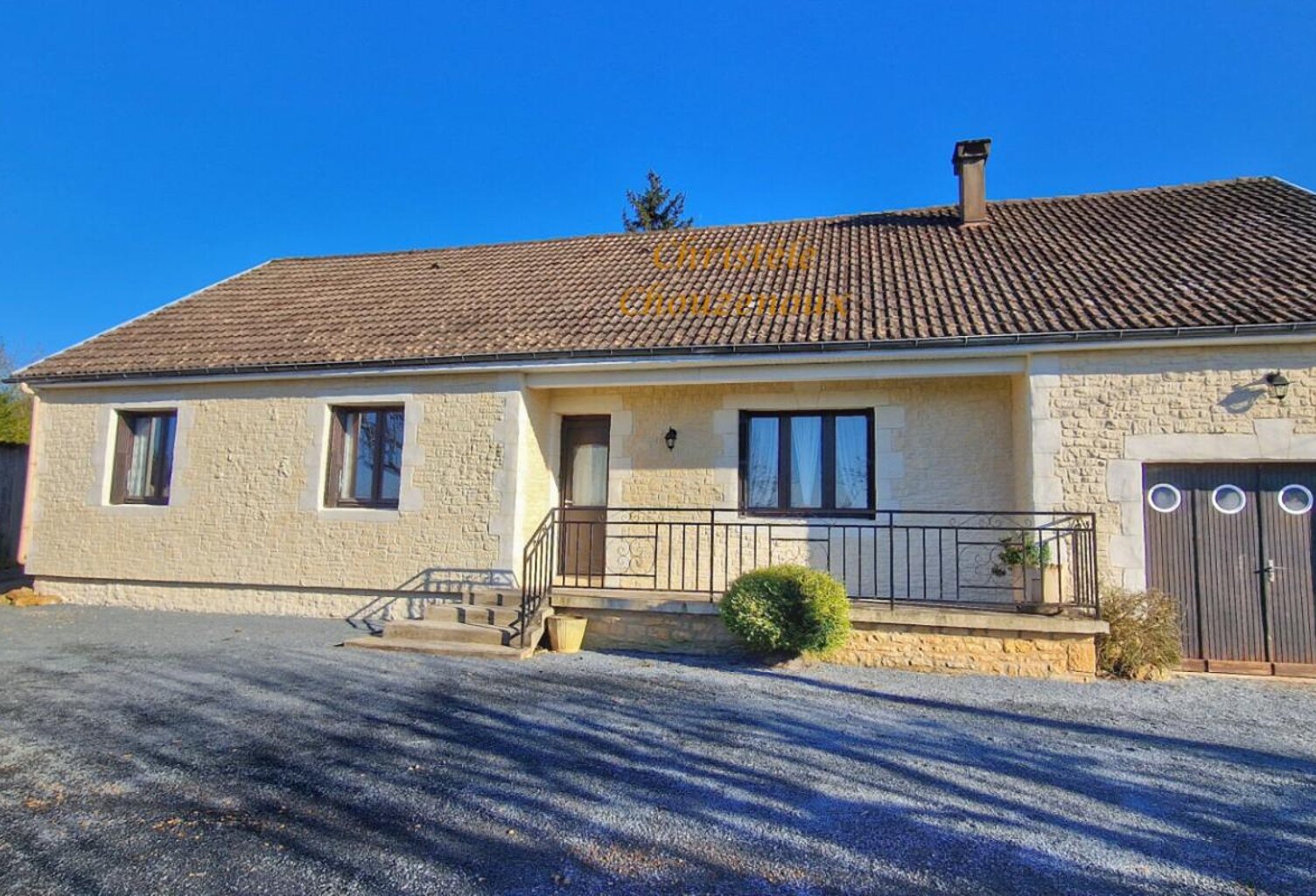 24120 Terrasson : Maison  de plain pieds  sur 4385m² de terrain — photo 1