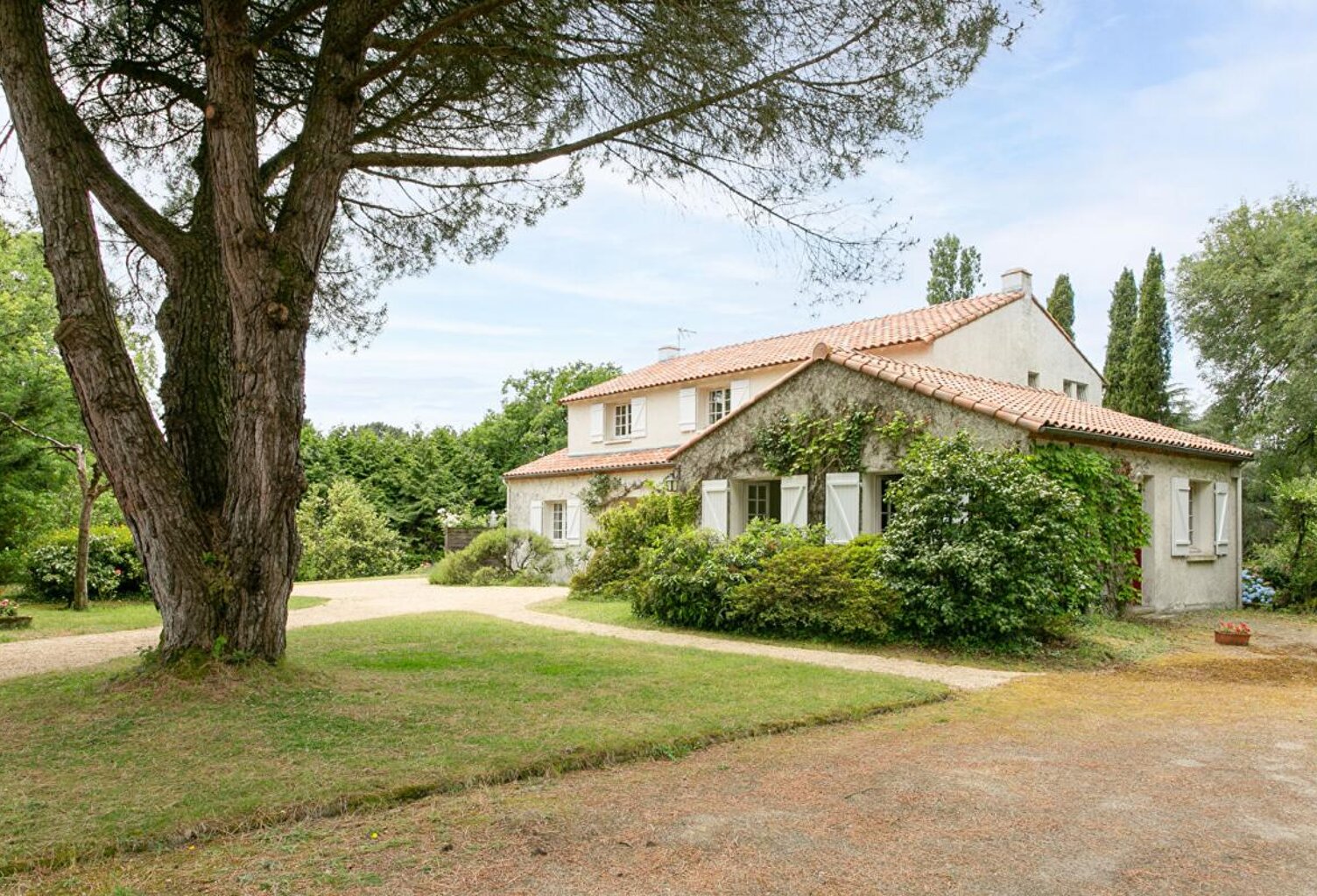 Maison Gétigné 11 P . 6 Chs . Bureaux . 274.92 M² . T 6832 M² . Garage . Cave . Salle de jeux . Bucher — photo 1