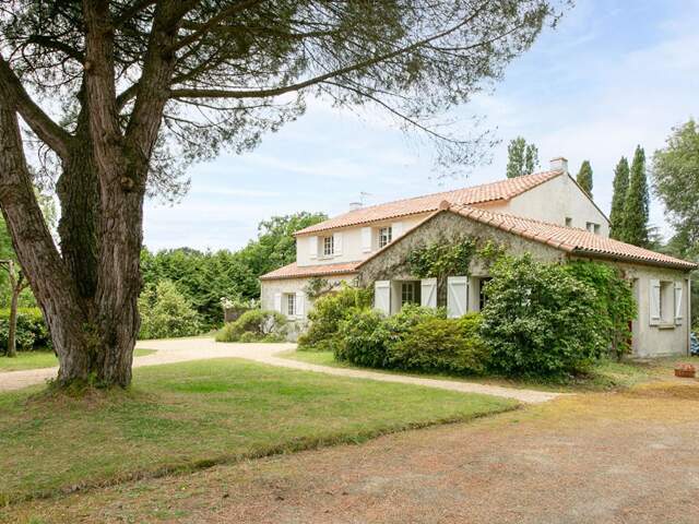 Maison Gétigné 11 P . 6 Chs . Bureaux . 274.92 M² . T 6832 M² . Garage . Cave . Salle de jeux . Bucher — photo du bien