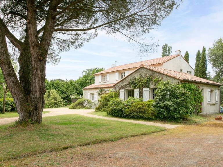 Maison Gétigné 11 P . 6 Chs . Bureaux . 274.92 M² . T 6832 M² . Garage . Cave . Salle de jeux . Bucher — photo 1