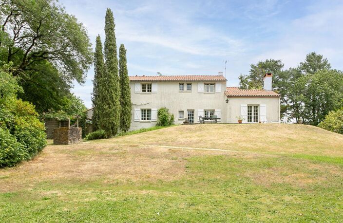 Maison Gétigné 11 P . 6 Chs . Bureaux . 274.92 M² . T 6832 M² . Garage . Cave . Salle de jeux . Bucher — photo 2