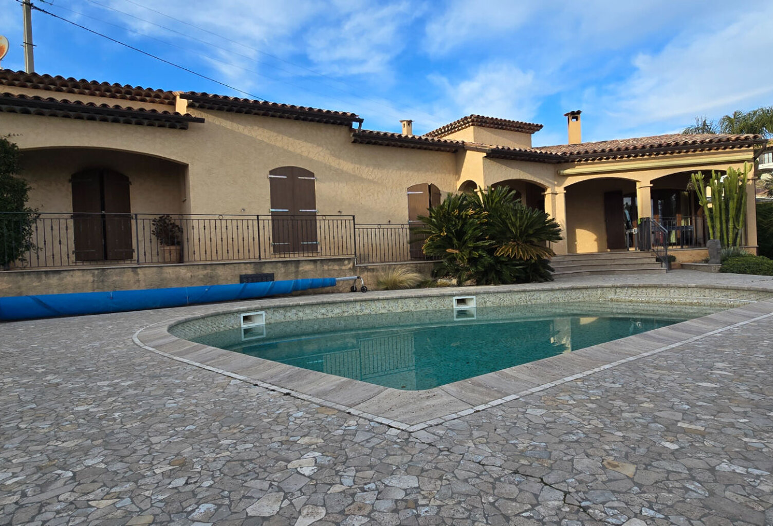 Maison Cagnes Sur Mer 4 pièce(s) 240 m² habitables — photo 1