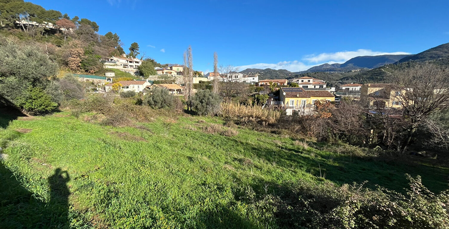 CARROS LES PLANS - TERRAIN CONSTRUCTIBLE DE 5 737 M² — photo 1