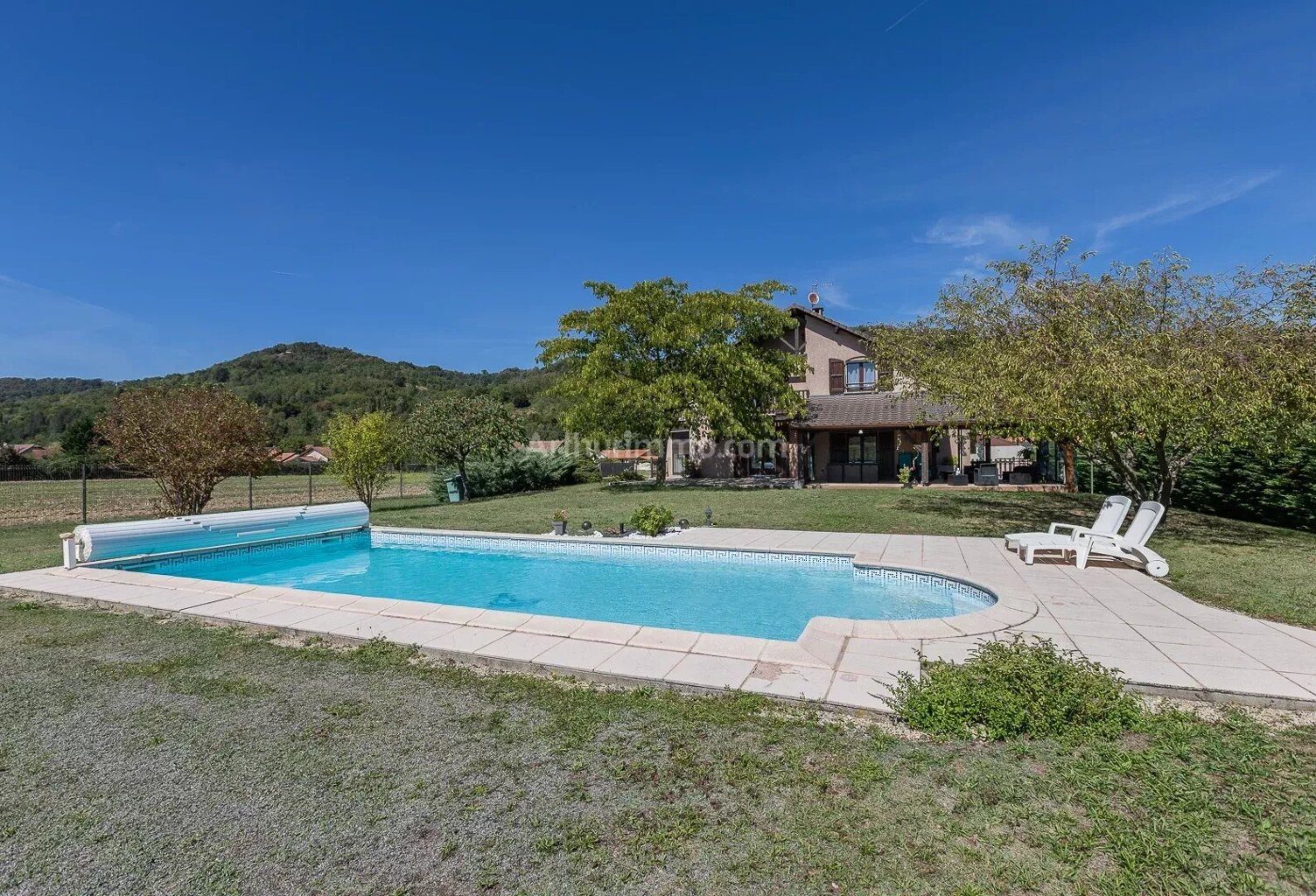Maison familiale d’environ 155 m² avec sous-sol complet, piscine et terrain de 1 800 m² — photo 1