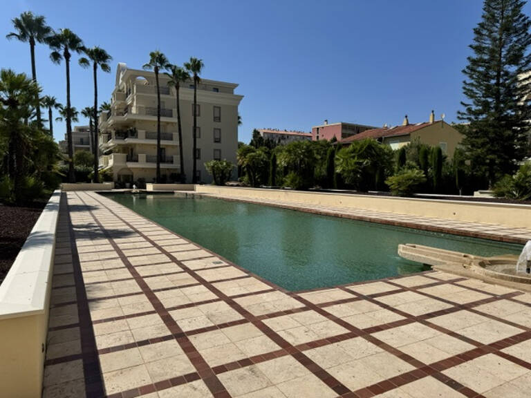 Prestige : Duplex 120m2 en dernier étage - Hyères — photo 1