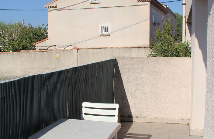 À deux pas de la mer, un petit air de « Camping Paradis »... s — photo 2