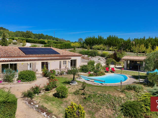 Grande maison tout confort avec pool house et piscine. — photo du bien