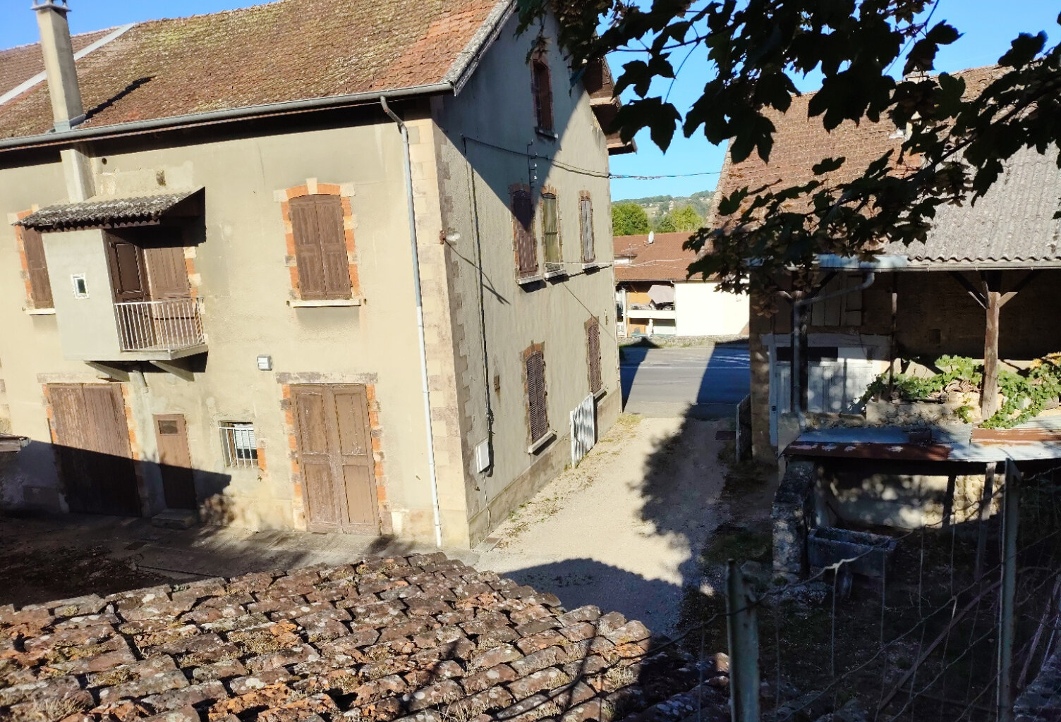 Ensemble immobilier à rénover au centre de Montferrat 38620 — photo 1