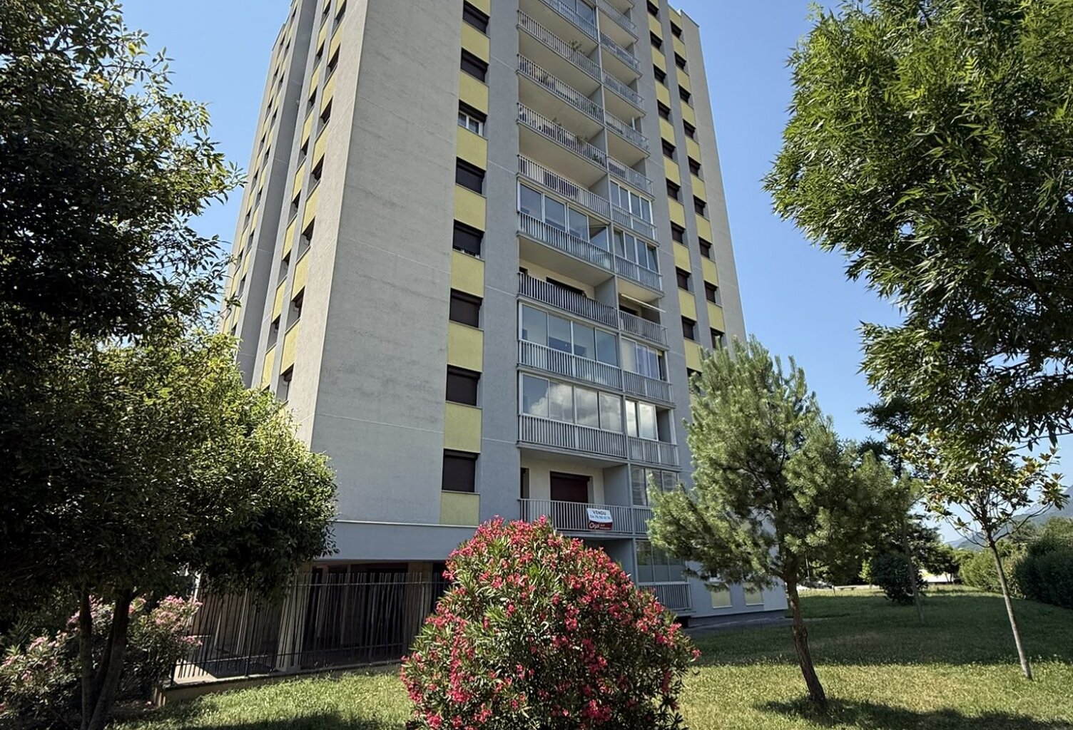 Appartement T4 de 92 m² avec fort potentiel  Balcons, cave e — photo 1