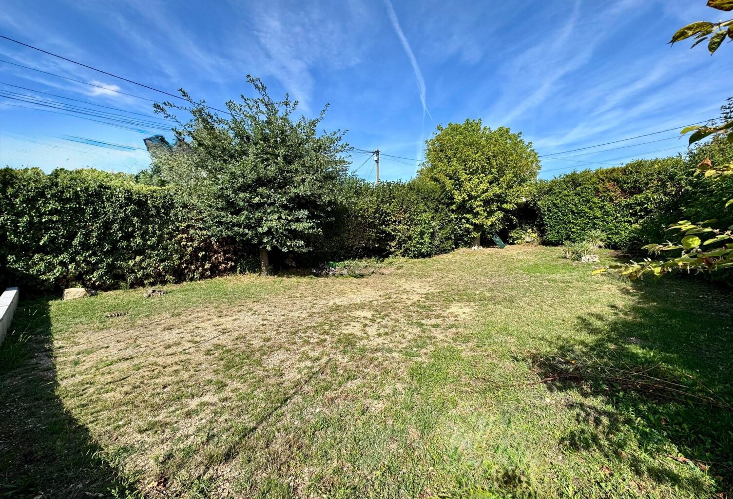 TERRAIN A BATIR DE 301 M²  BORNE ET CLOTURE — photo 1