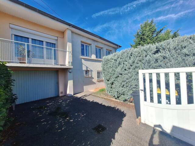 MEYZIEU LE CARREAU  Maison familiale 107 m²  Terrain 436 m²  3 chambres  Garage  Combles aménagées Calme — photo du bien