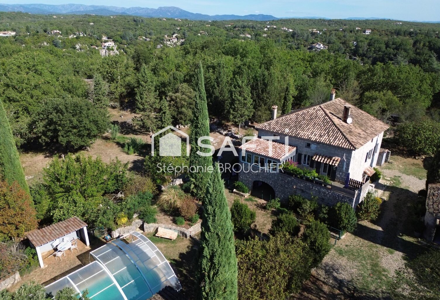 Maison en pierre 151 mm² avec parc piscine et dépendance. — photo 1