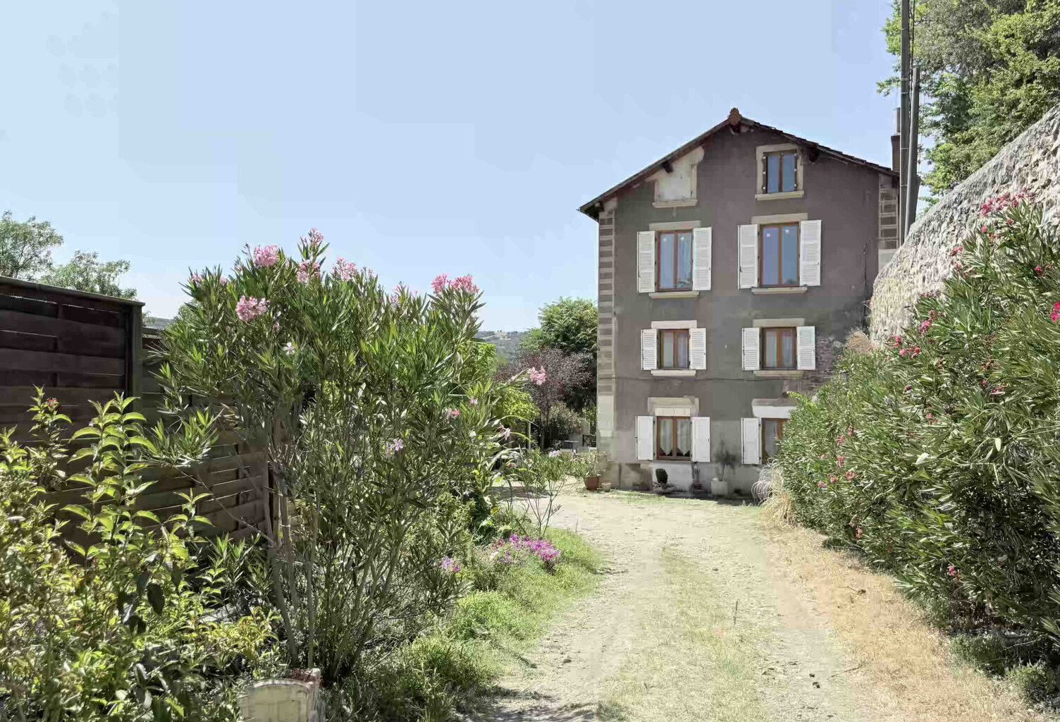 Maison familiale de 246 m2 + maison 104 m2 sur 2500M2 de ter — photo 1