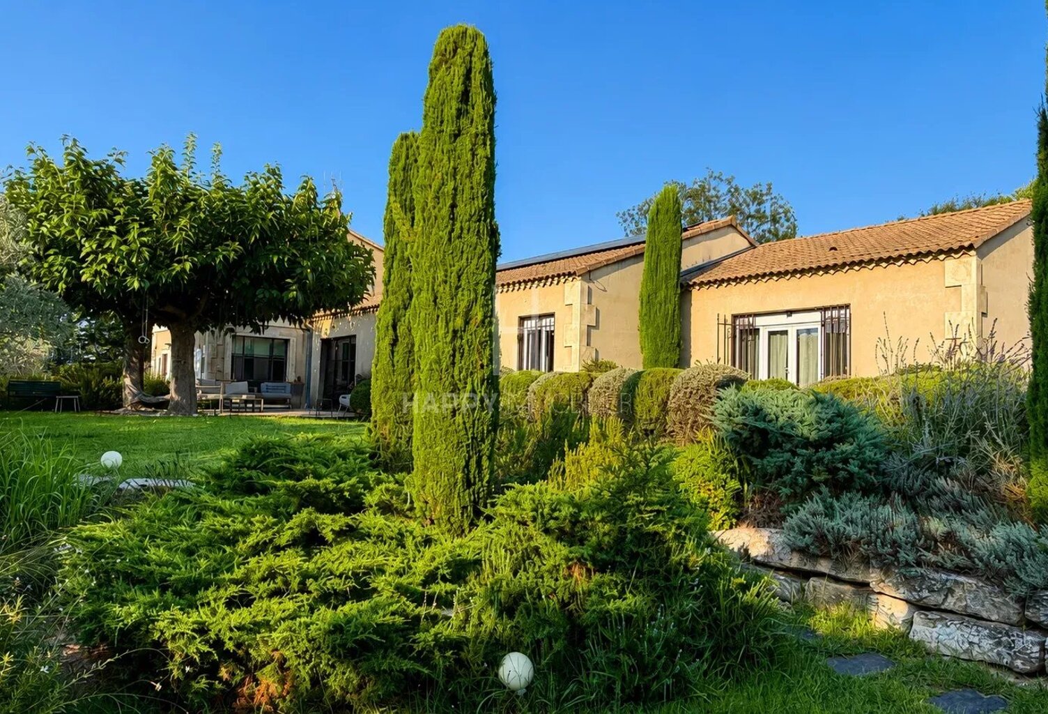 A FONTVIEILLE, en collines, Maison avec 5 chambres et piscine... — photo 1