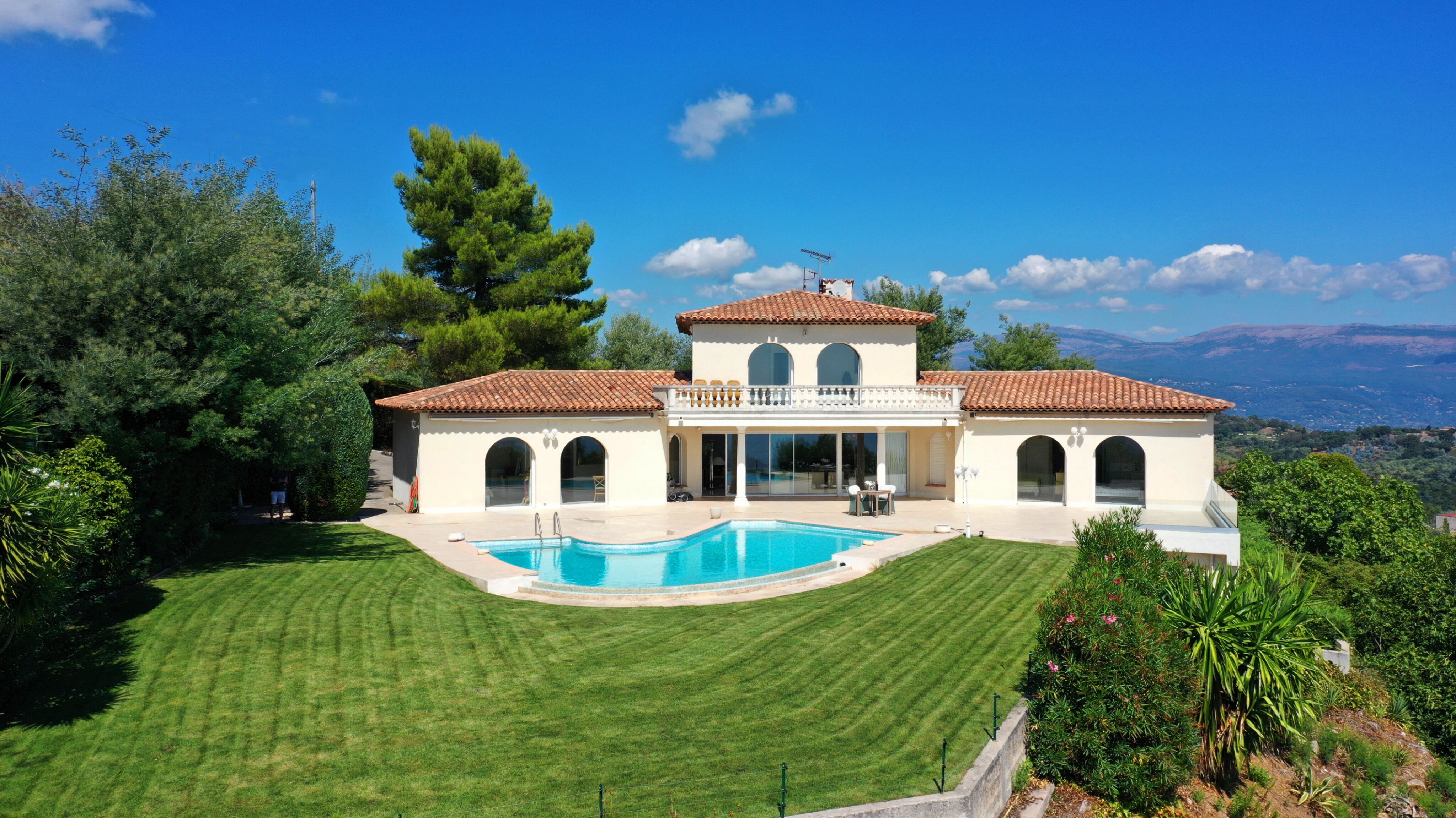 Mandelieu – Villa 8 pièces 350 m² – Vue mer panoramique – Piscine à débordement