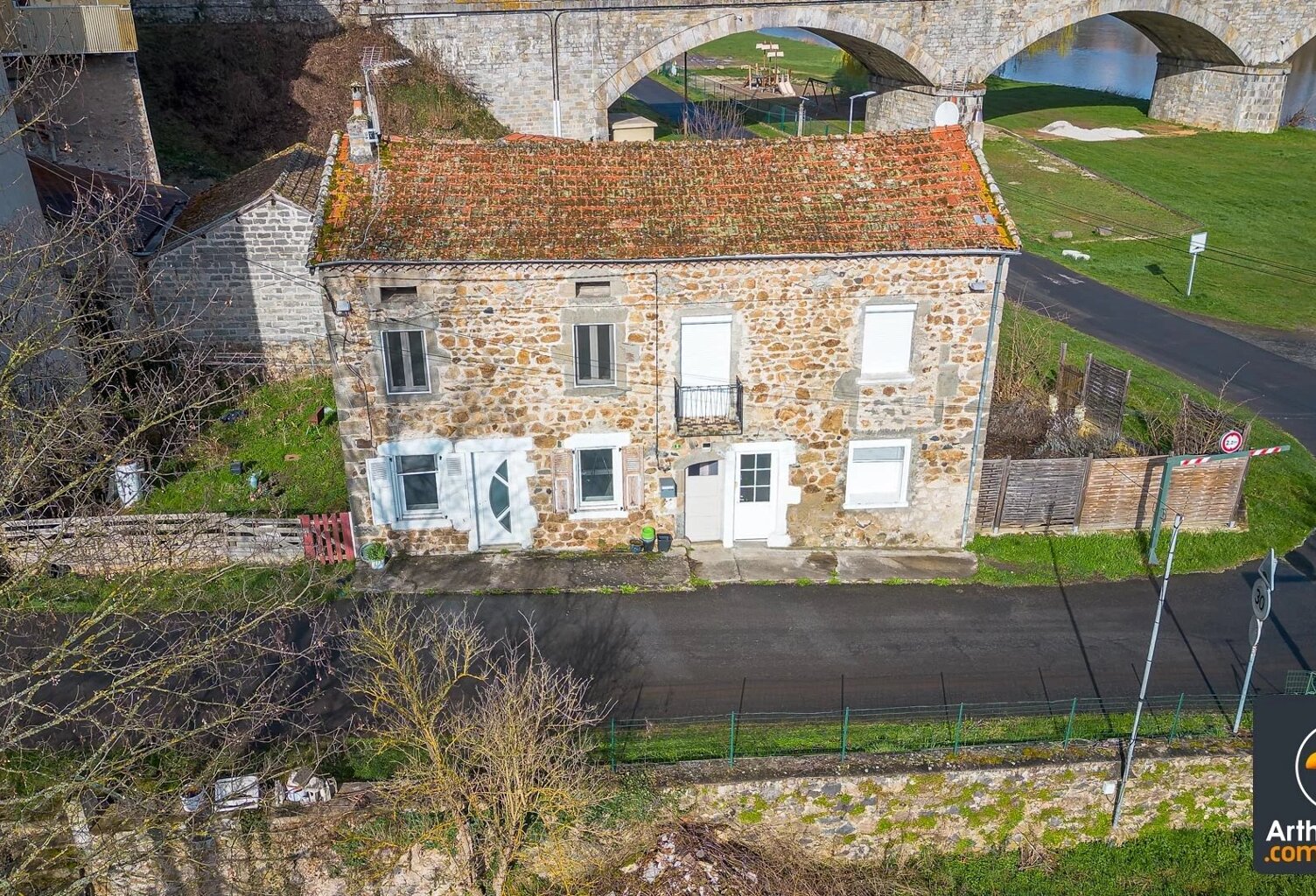 RETOURNAC – Appartement avec jardin attenant et terrain plat non attenant, en bord de Loire. — photo 1