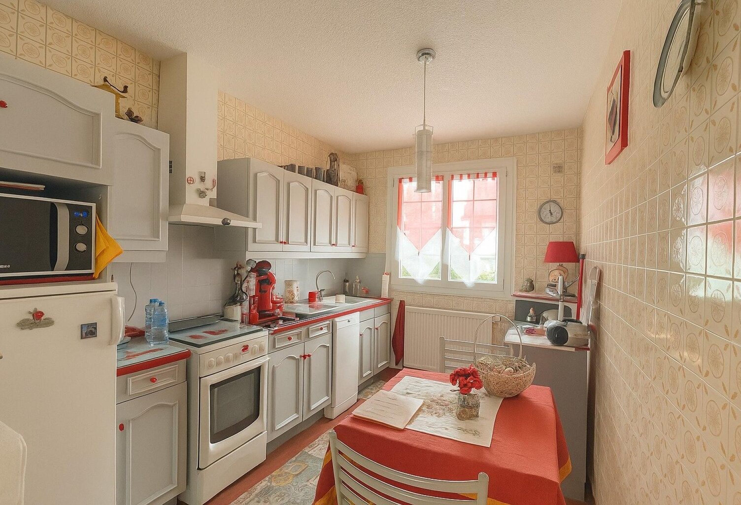 Maison familiale rénovée avec soin dans un environnement pratique et recherché à proximité immédiate des écoles et commerces. — photo 1