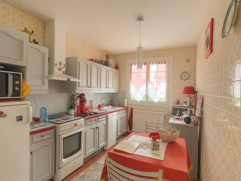 Maison familiale rénovée avec soin dans un environnement pratique et recherché à proximité immédiate des écoles et commerces. — photo 1