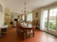 Maison familiale rénovée avec soin dans un environnement pratique et recherché à proximité immédiate des écoles et commerces. — photo 2