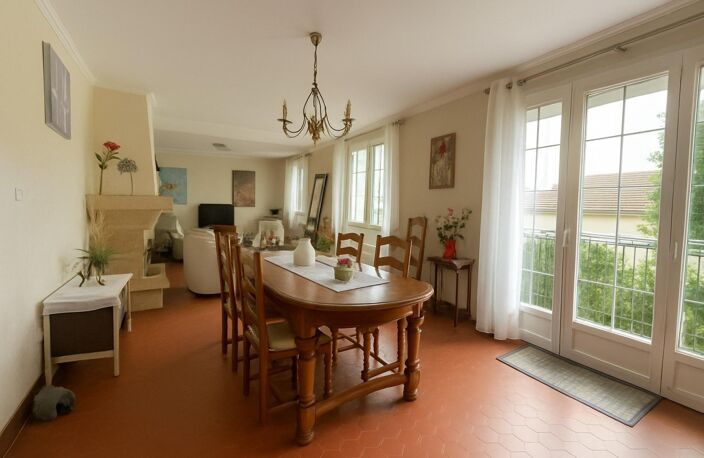 Maison familiale rénovée avec soin dans un environnement pratique et recherché à proximité immédiate des écoles et commerces. — photo 2