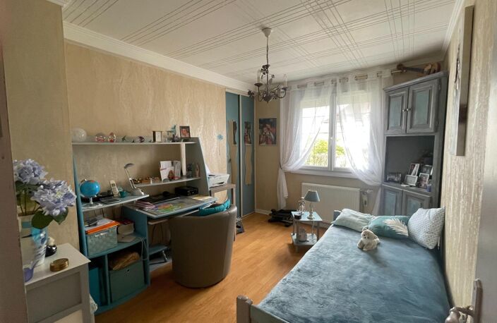Maison familiale rénovée avec soin dans un environnement pratique et recherché à proximité immédiate des écoles et commerces. — photo 3