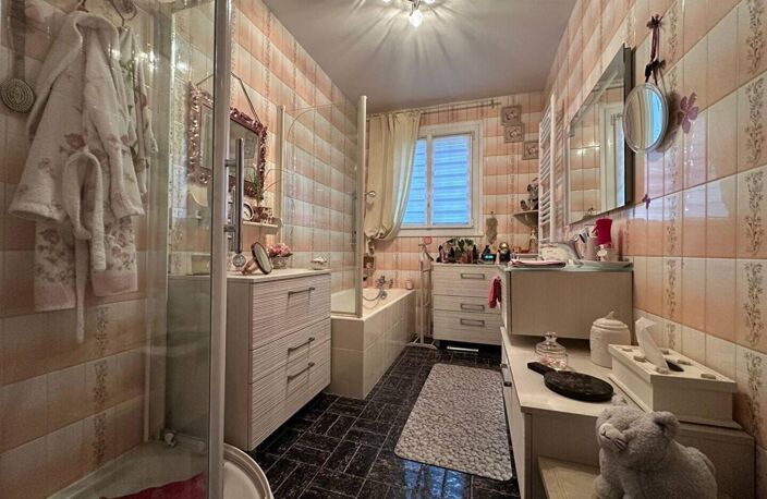Maison familiale rénovée avec soin dans un environnement pratique et recherché à proximité immédiate des écoles et commerces. — photo 4