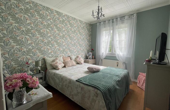 Maison familiale rénovée avec soin dans un environnement pratique et recherché à proximité immédiate des écoles et commerces. — photo 5