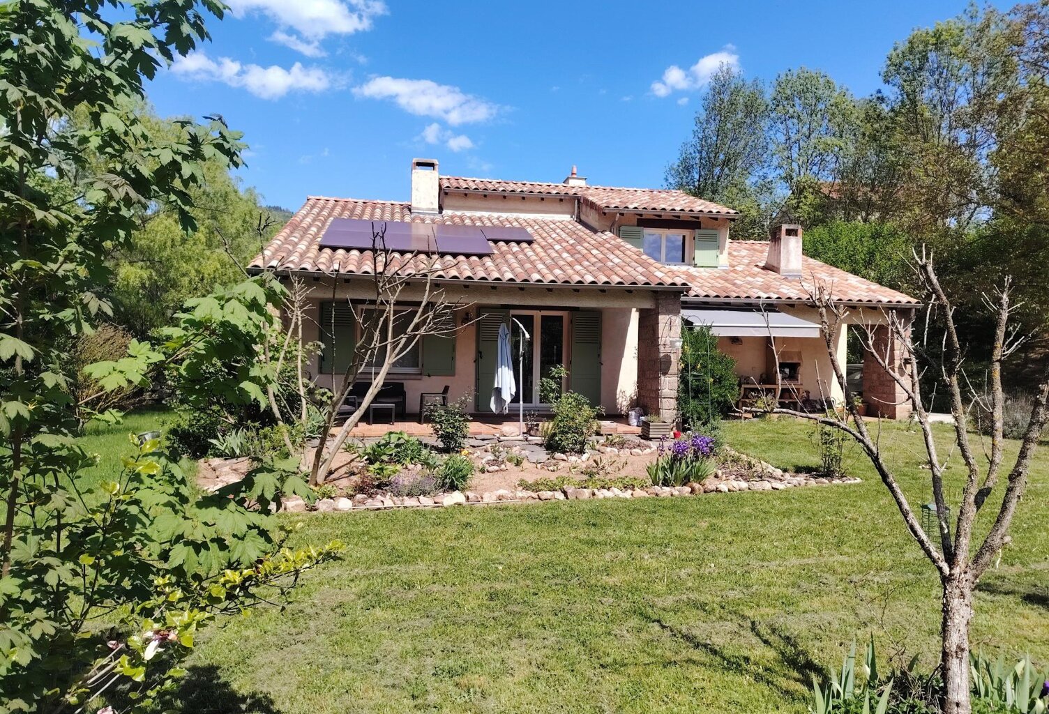 Grande maison traditionnelle avec grand terrain plat — photo 1