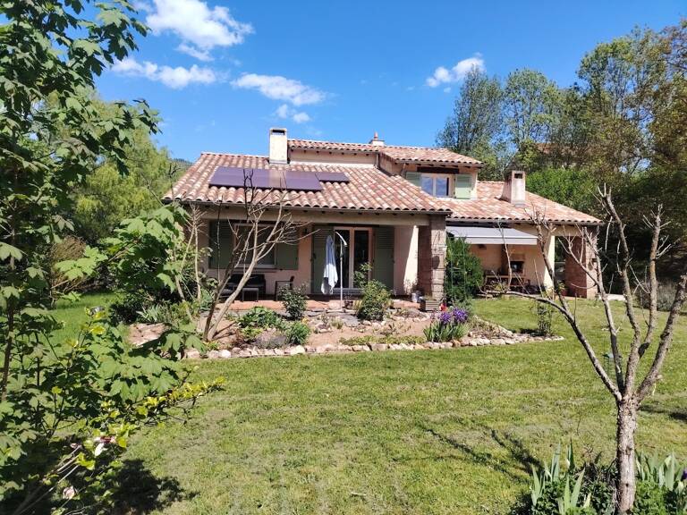 Grande maison traditionnelle avec grand terrain plat — photo 1