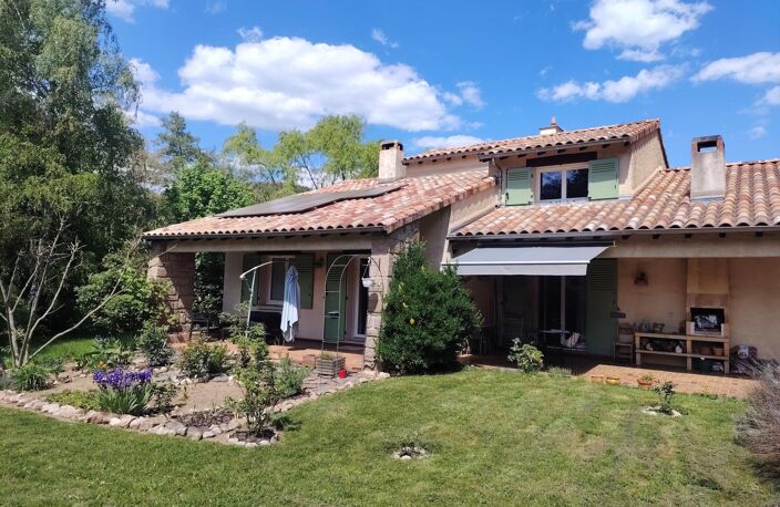 Grande maison traditionnelle avec grand terrain plat — photo 3