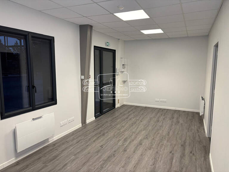 Batiment à louer - ZA ST CLEMENT — photo 1