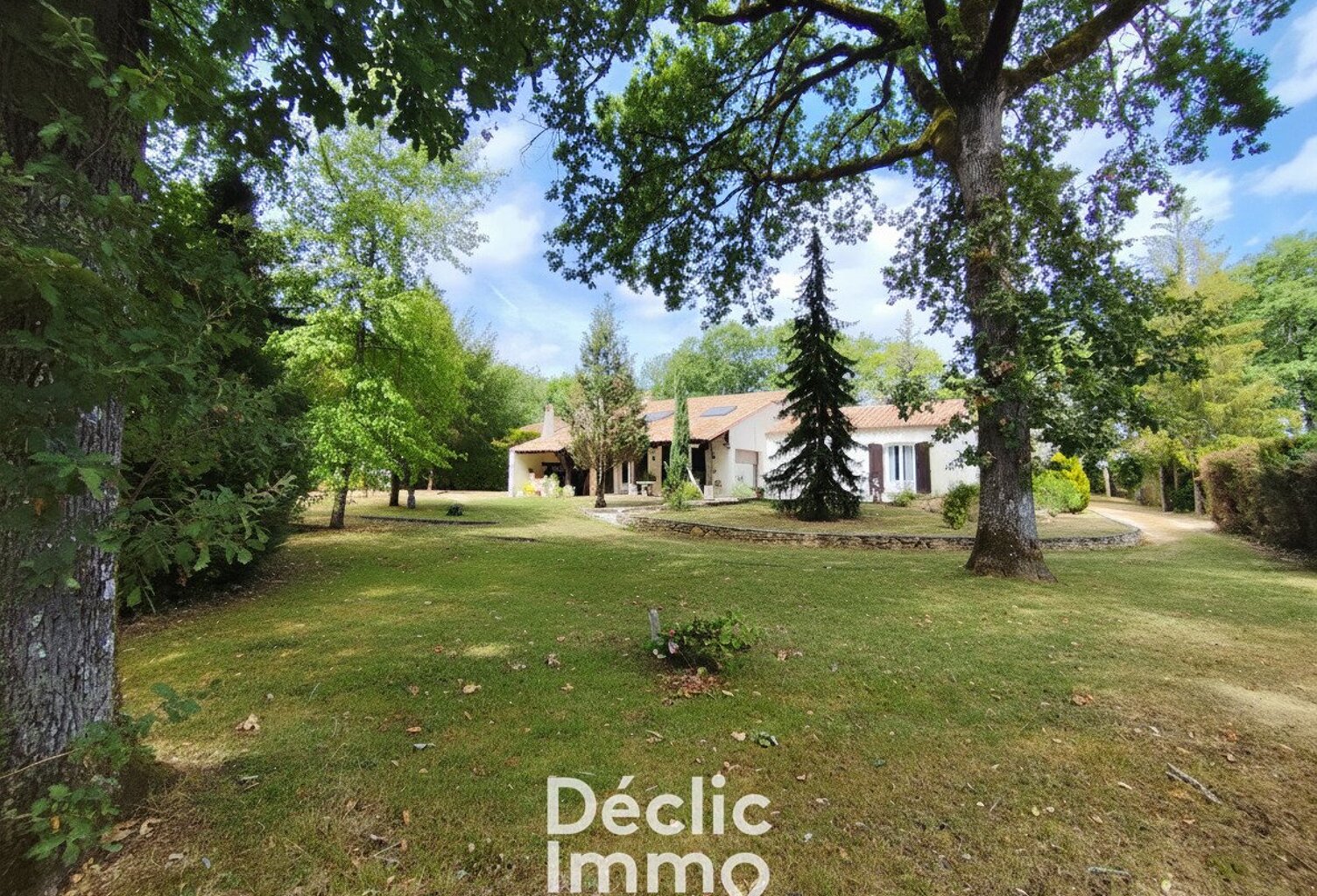  Maison familiale de 156 m² avec dépendance pro sur 2700 m² de terrain MAGNAC SUR TOUVRE — photo 1