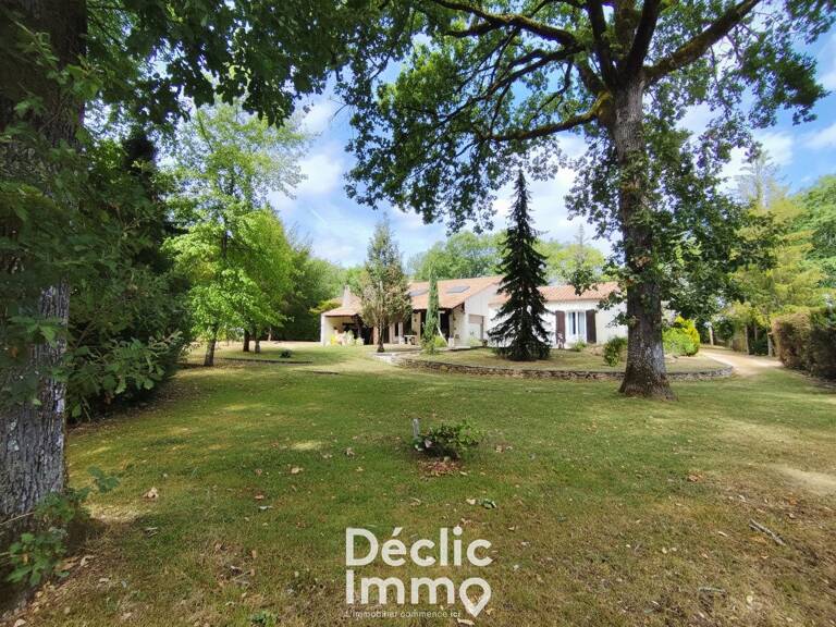  Maison familiale de 156 m² avec dépendance pro sur 2700 m² de terrain MAGNAC SUR TOUVRE — photo 1